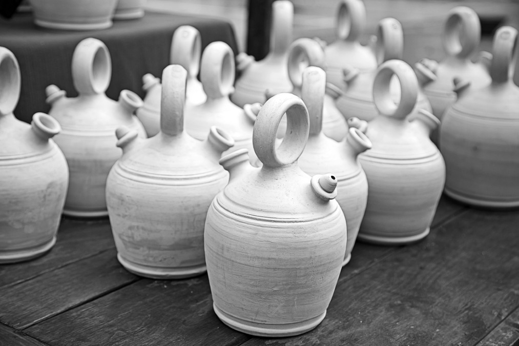 Comment choisir un vinaigrier en grès : matériaux, usages et recommandations